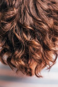 Przeszczep włosów - dlaczego coraz więcej osób się na niego decyduje?