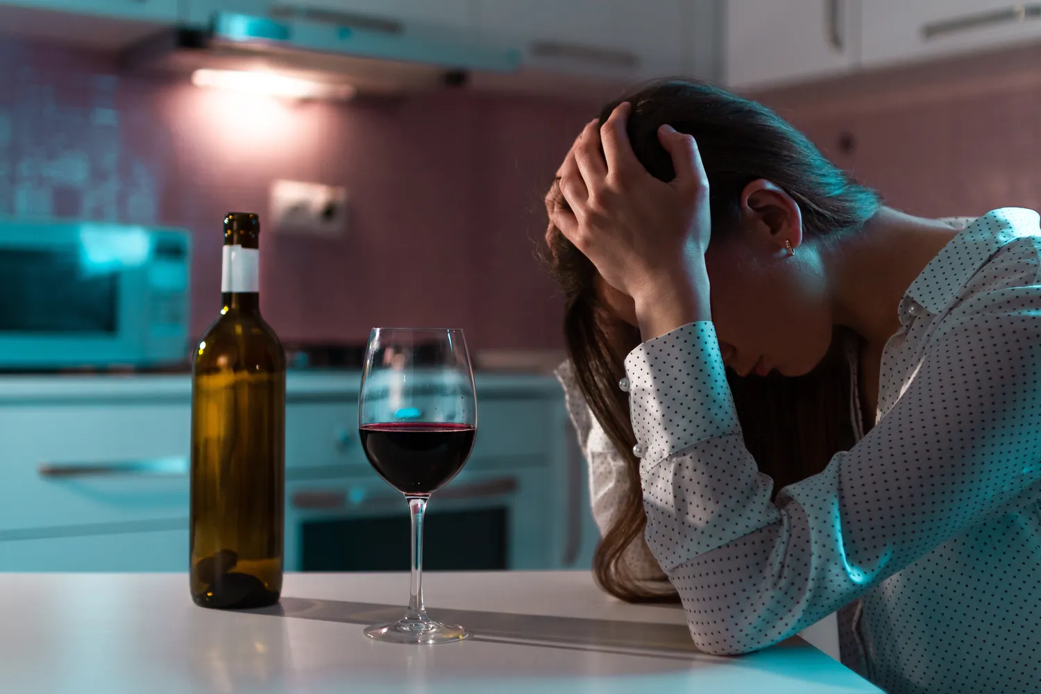 Dlaczego ludzie popadają w alkoholizm?